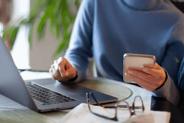 Can social media affect our spending?